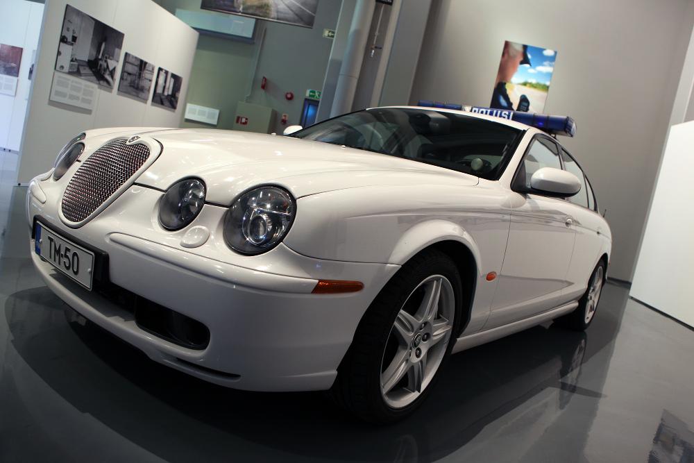 Rörliga polisens patrullbil av märket Jaguar på museets utställning.