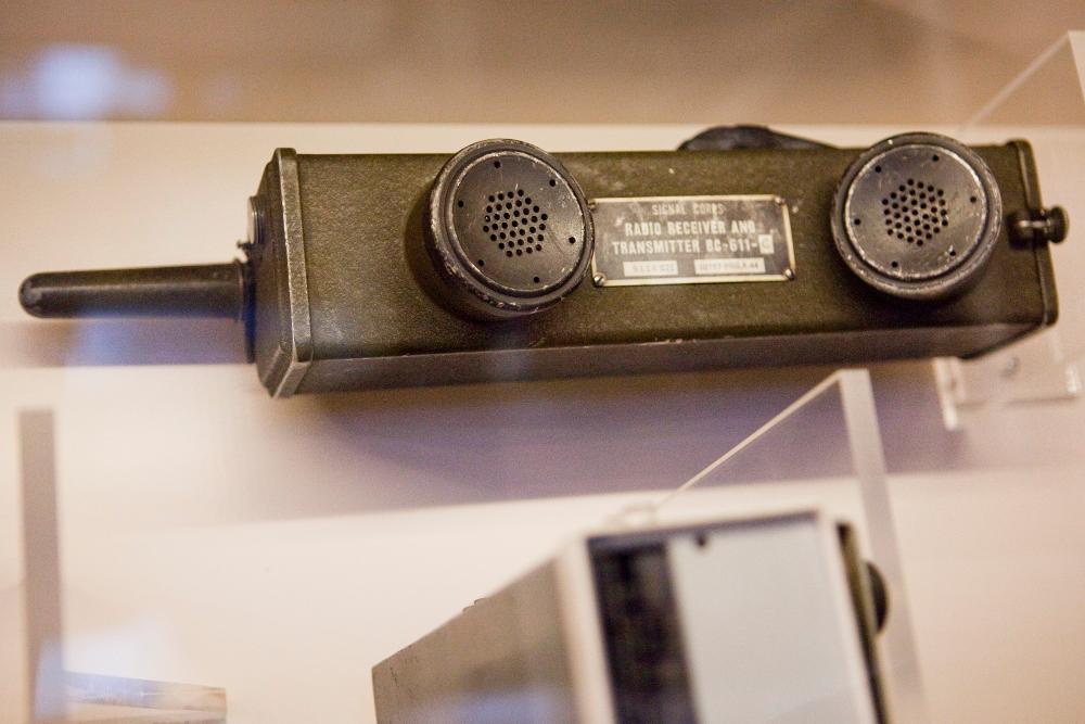 Poliisin käytössä ollut kannettava radiopuhelin nimeltään Handie-talkie.