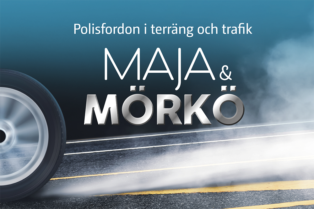 Maja och Mörkö-utställningens symbolbild med texten "Polisfordon i terräng och trafik" utöver utställningens namn. Utöver texten syns ett rykande bildäcksspår på asfalten.