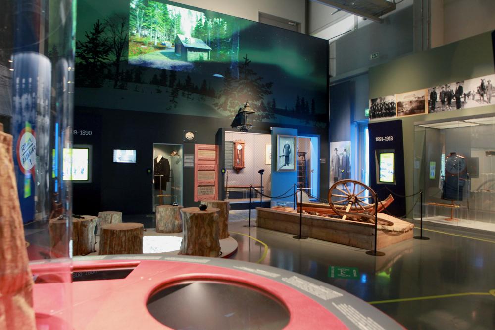 A view of the Museum’s exhibition. Among other things, the picture shows a wooden sledge that was used for transporting prisoners. An old police uniform jacket is seen in the display case.