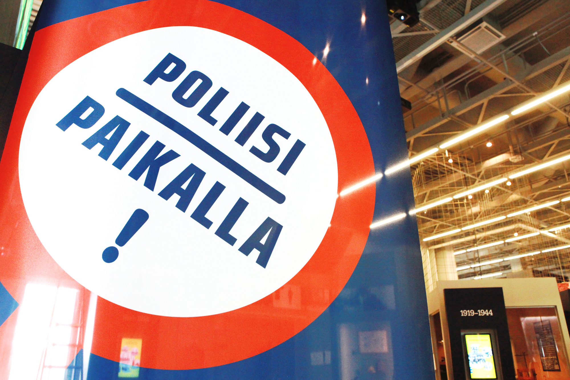 Exhibition logo in the museum facilities, with the text: Poliisi paikalla! (The Police is Here!). Photo the Police Museum