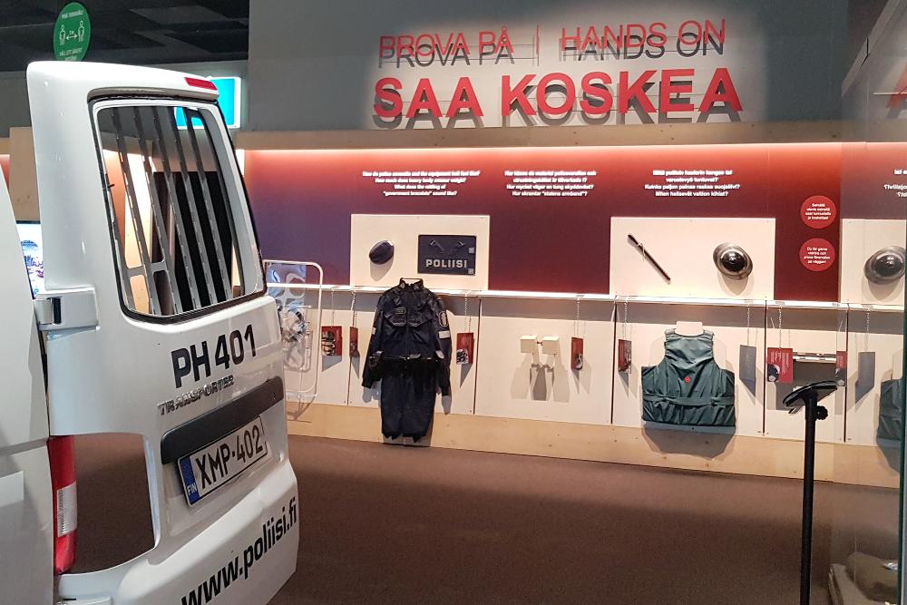 På Prova på -väggen med föremål som får vidröras i Polismuseet finns polisens arbetsredskap och utrustning, som man får undersöka och röra vid.