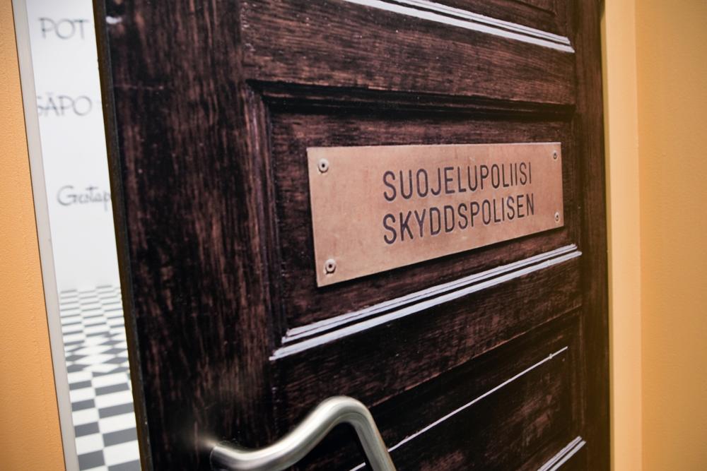 Skyddspolisens ytterdörr på museets utställning.