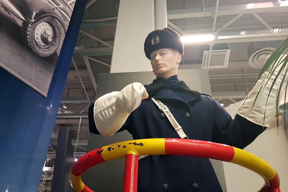Liikenteenohjaajapoliisinukke valkoisine hanskoineen museon näyttelyssä.